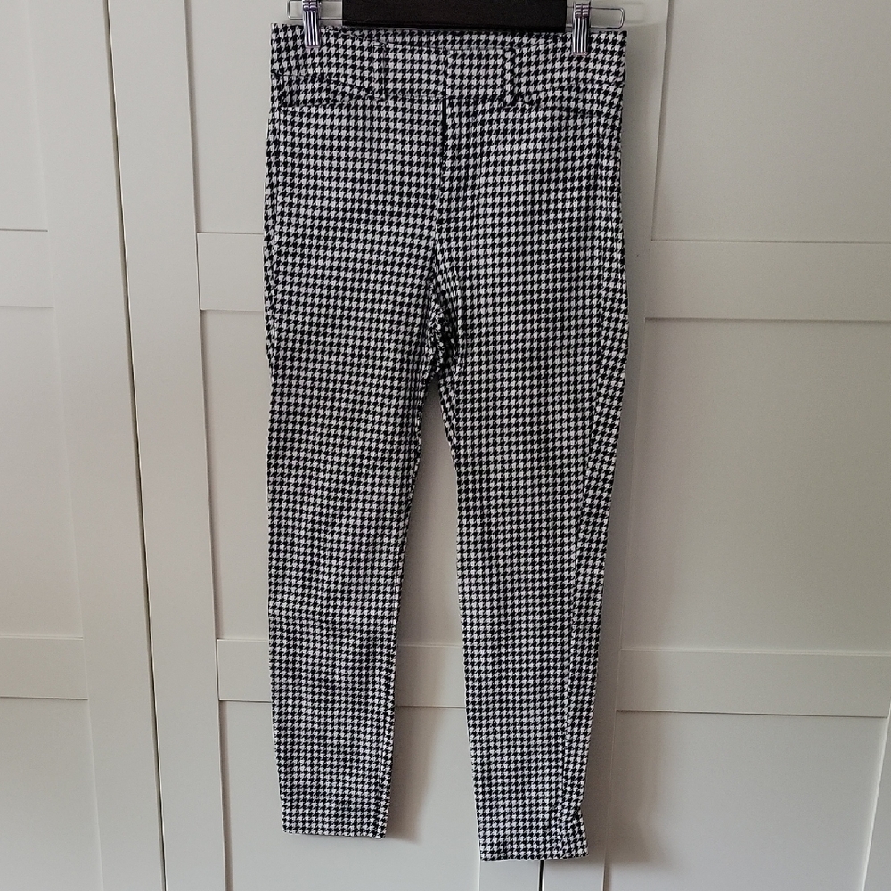 ❄️3/$30 Old Navy Black and White Houndstooth Ankle Cropped Pants